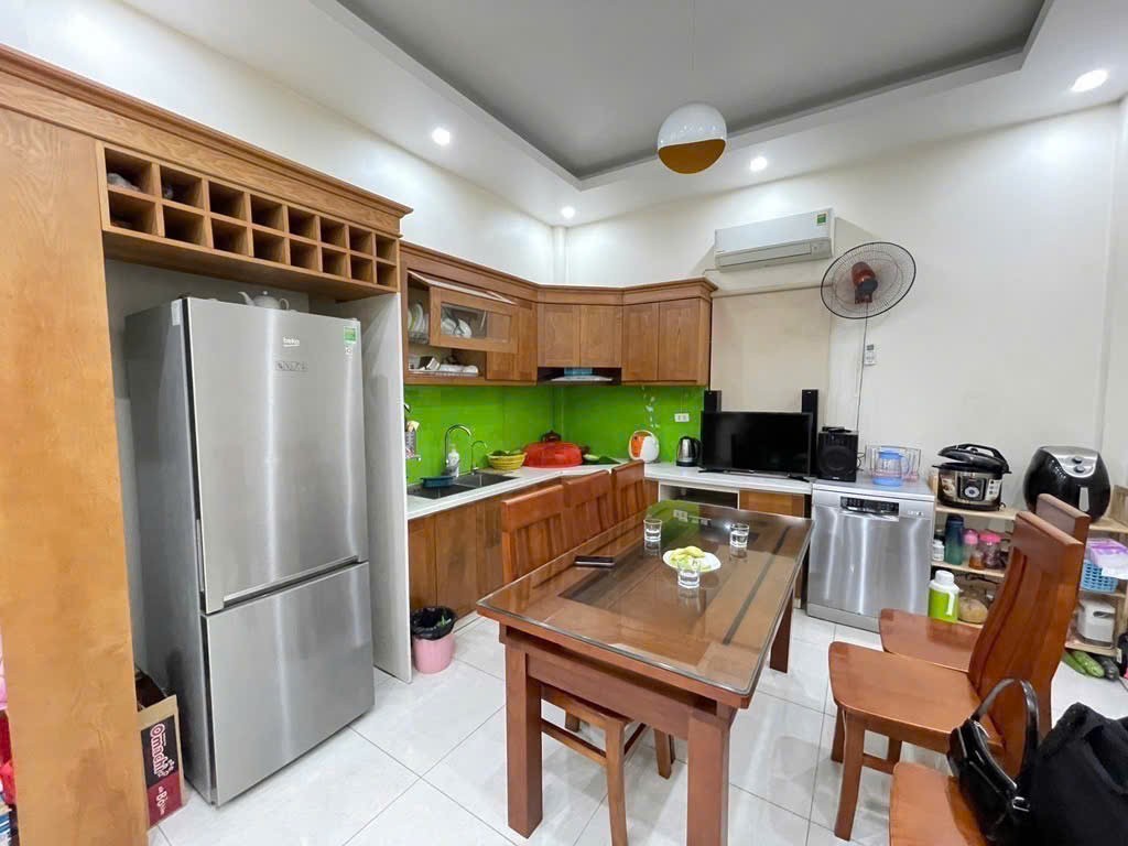 NHÀ ĐẸP DÂN XÂY KIÊN CỐ 3 TẦNG 3 P NGỦ An Đào C 43m2 X 6.75 tỷ Long Biên.