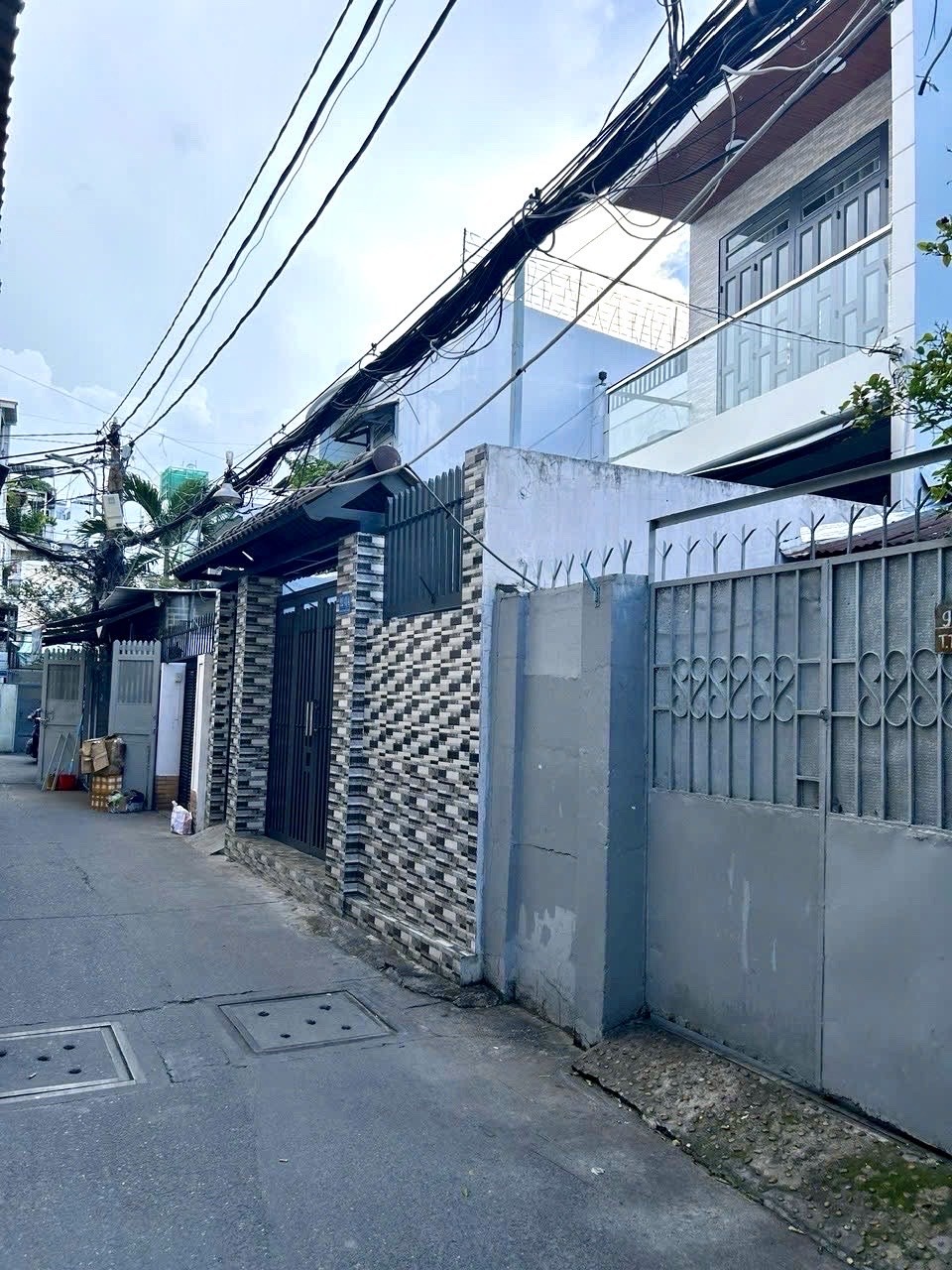 BÁN NHÀ Đ.TÔN THẤT THUYẾT- TRƯỚC NHÀ 3 MT HXH- NGANG 4.8M2-XE HƠI ĐẬU CỬA- THÔNG RA Đ.XÓM 4