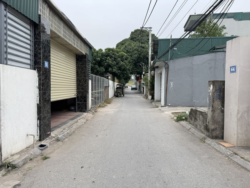 CC bán lô góc 46,6m2 đất mặt đường xóm 2 Đông Dư (ngõ 2 Giáp Hải). Đường ô tô tránh, phù hợp VP/KD