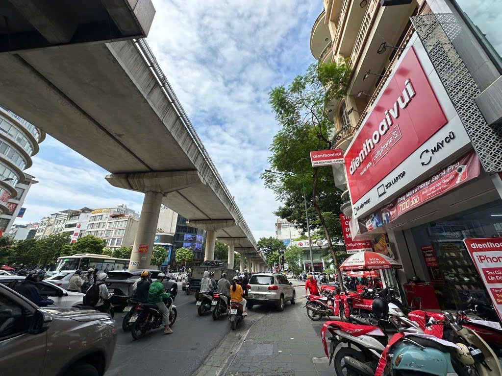 GIẢM SÂU 4 TỶ - CHỦ THIỆN CHÍ - MẶT PHỐ CẦU GIẤY - 2 MẶT TIỀN - SỔ VUÔNG ĐÉT. 2