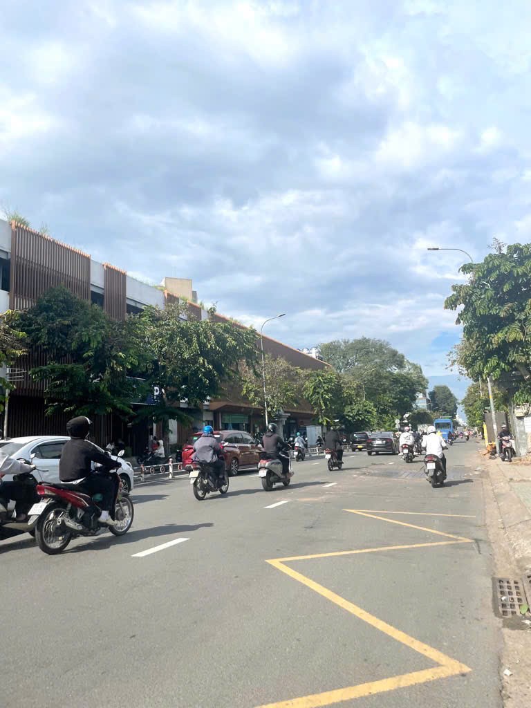 Bán gấp đất tặng nhà giảm 5 tỷ 21mx45m tiện kinh doanh hết lộ giới đối diện BV175 945m2 105tr/tháng 2