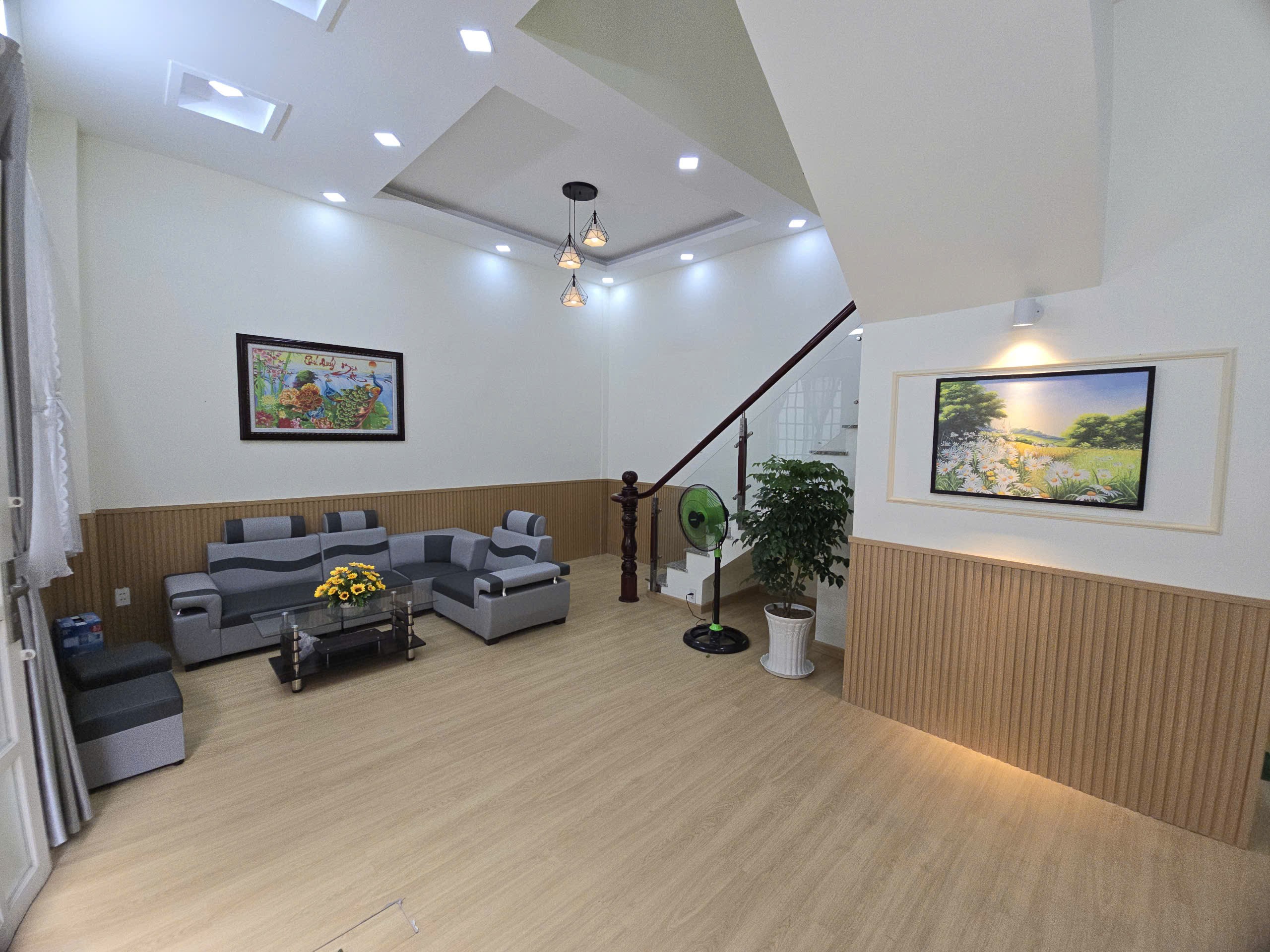 CHỈ 4.3 TỶ SÁT MẶT TIỀN LÊ VĂN QUỚI HXH 38M2 2 TẦNG BTCT 2PN 1WC