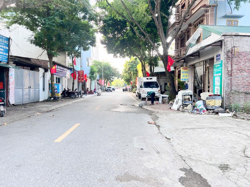 Cần bán 112,6m2 đất thổ cư, hai mặt đường trước sau đều ô tô tránh vỉa hè tại Phố Nguyễn Văn Hưởng