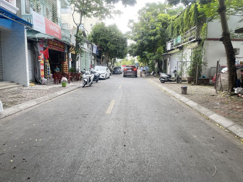 Cần bán 112,6m2 đất thổ cư, hai mặt đường trước sau đều ô tô tránh vỉa hè tại Phố Nguyễn Văn Hưởng 2