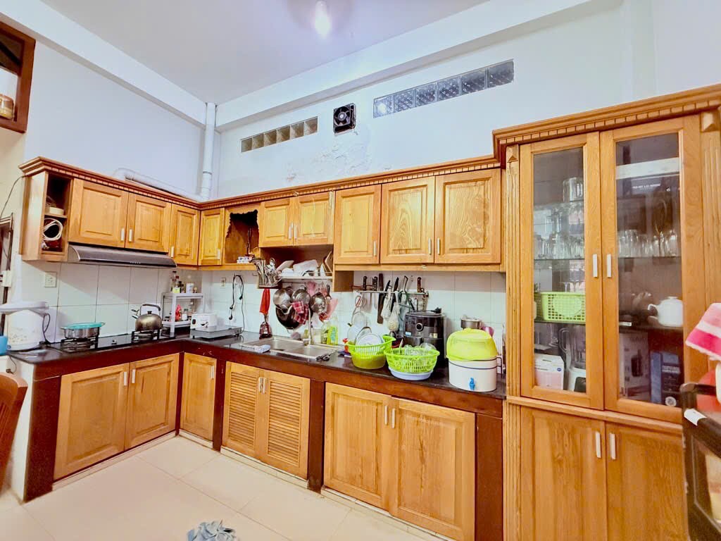 Cần bán gấp nhà 2 tần DT 82m2, hẻm xe hơi