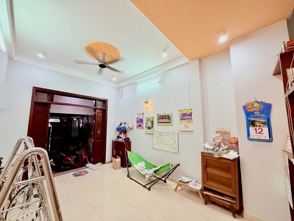 Cần bán gấp nhà 2 tần DT 82m2, hẻm xe hơi 2