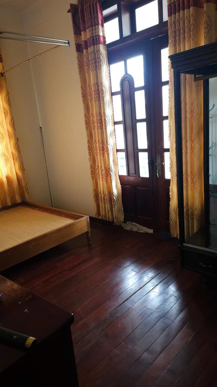 Cho thuê Villa nguyên căn 4 phòng ngủ full nội thất sân đậu ô tô mặt tiền Yersin Đà Lạt giá 20 3