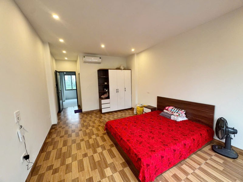 Cần bán 45m2 nhà 5 tầng đường ô tô tránh, trong ngõ 44 Đức Giang - Gần trường học các cấp, chợ 6