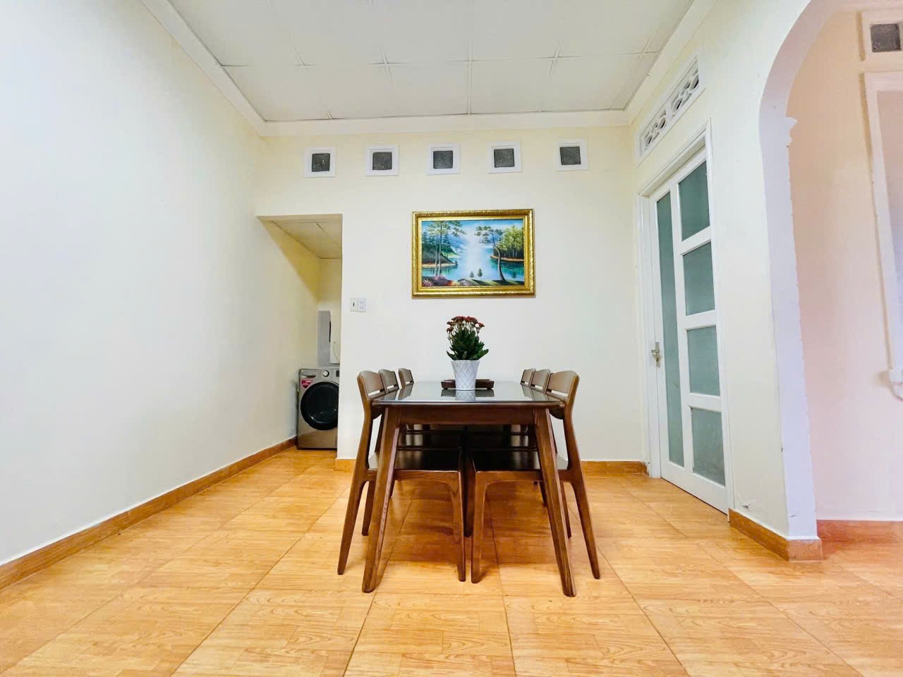 Cho thuê Villa nguyên căn 4 phòng ngủ view thung lũng sân đậu ô tô Khe Sanh phường 10 Đà Lạt giá 4