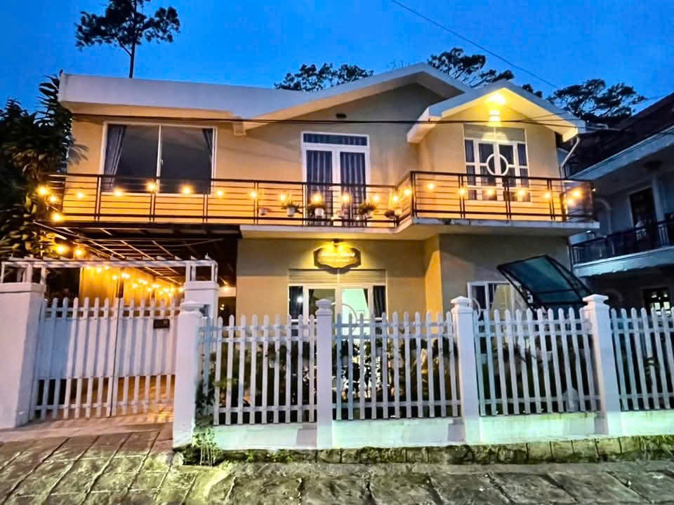 Cho thuê Villa nguyên căn 4 phòng ngủ view thung lũng sân đậu ô tô Khe Sanh phường 10 Đà Lạt giá