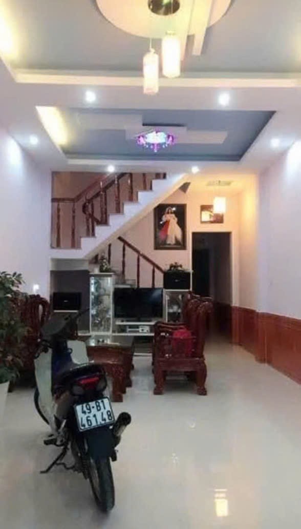 Cho thuê nhà nguyên căn 9 phòng ngủ sân đậu ô tô mặt tiền Nguyễn Lương Bằng phường 2 Đà Lạt giá 19 4