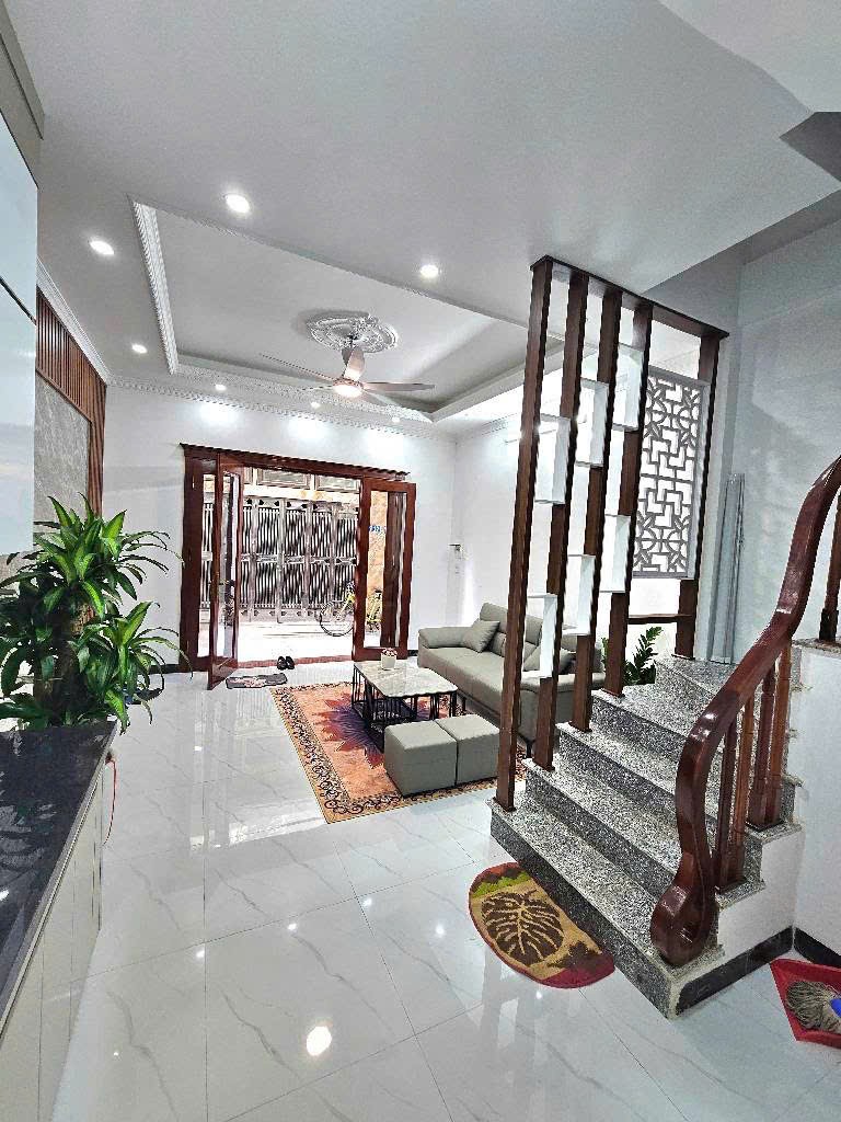 BÁN nhà PHÚC LỢI - Long Biên – 30M² – MT 4,5M – 5 TẦNG - Giá: 6,3 x tỷ– NGÕ NÔNG – OTO 4 CHỖ ĐỖ