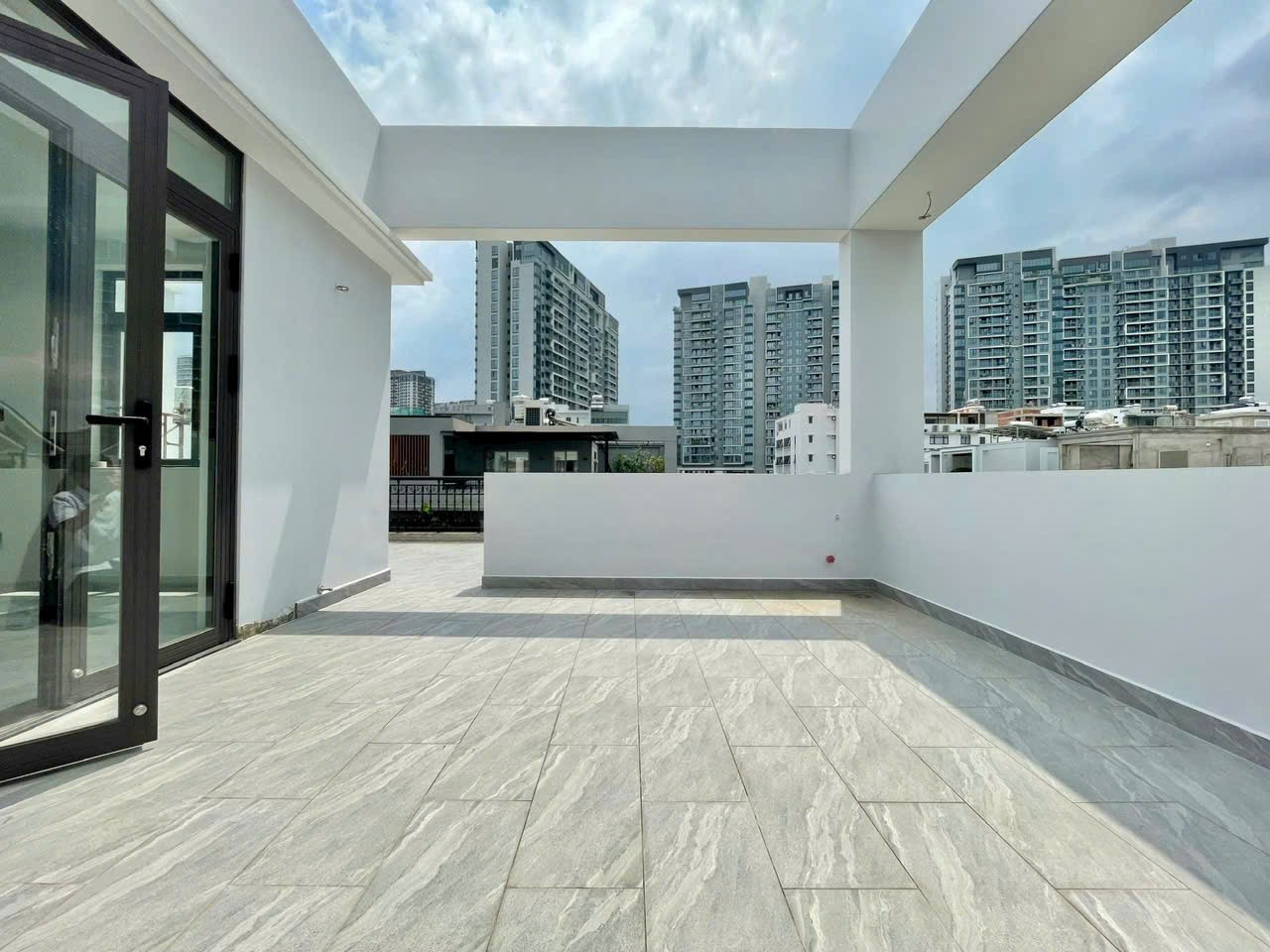 Cho thuê Nhà mặt tiền Quận 2, Hồ Chí Minh, Diện tích 220m², Giá 100 Triệu/tháng
