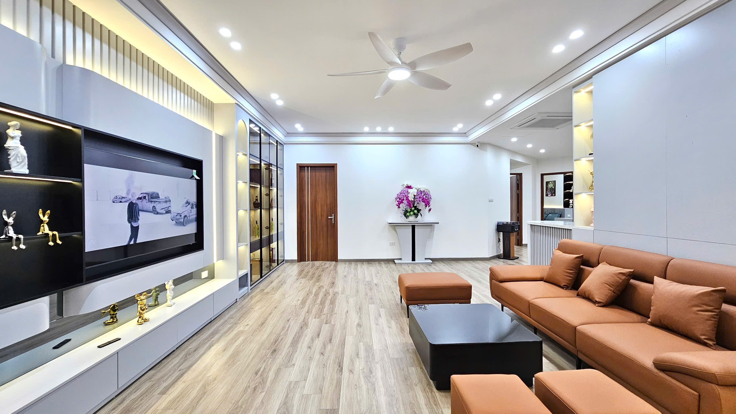 20.11.25.1 Bán 3 ngủ Trung Hòa - Hoàng Đạo Thúy, dt120m2, nội thất mới tinh nhập khẩu 100% đẹp như