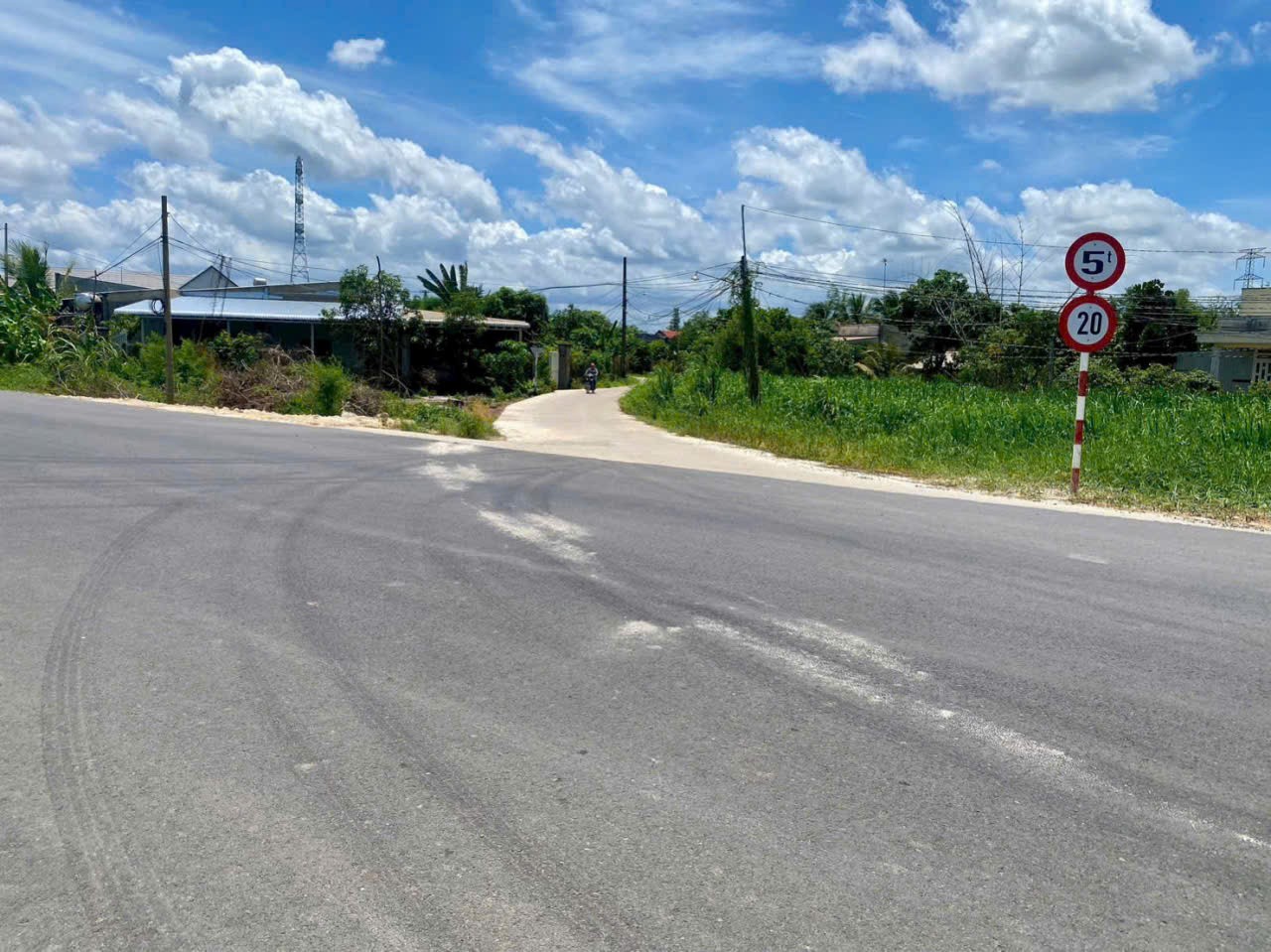 Bán đất thổ cư / Hồ Chí Minh , xã Hiệp Hòa, Đức Hòa dt 210m2 giá 970 triệu 2