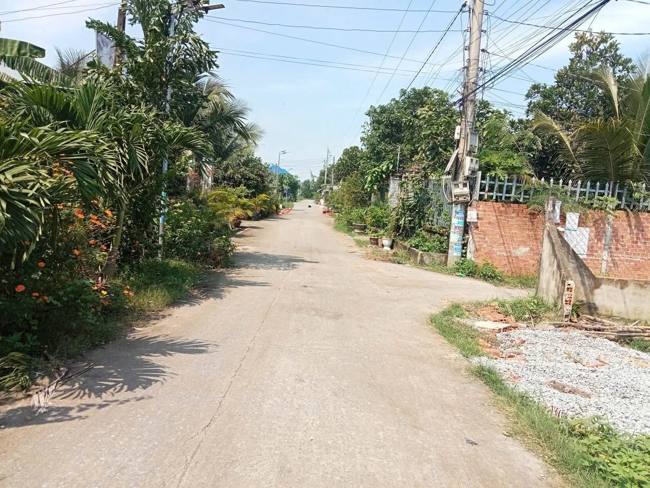 Bán nhà hẻm đường bê-tông xã Đức Hòa Thượng , tdt 280m2 ( 200m2 thổ cư) giá 2,3 tỷ 2