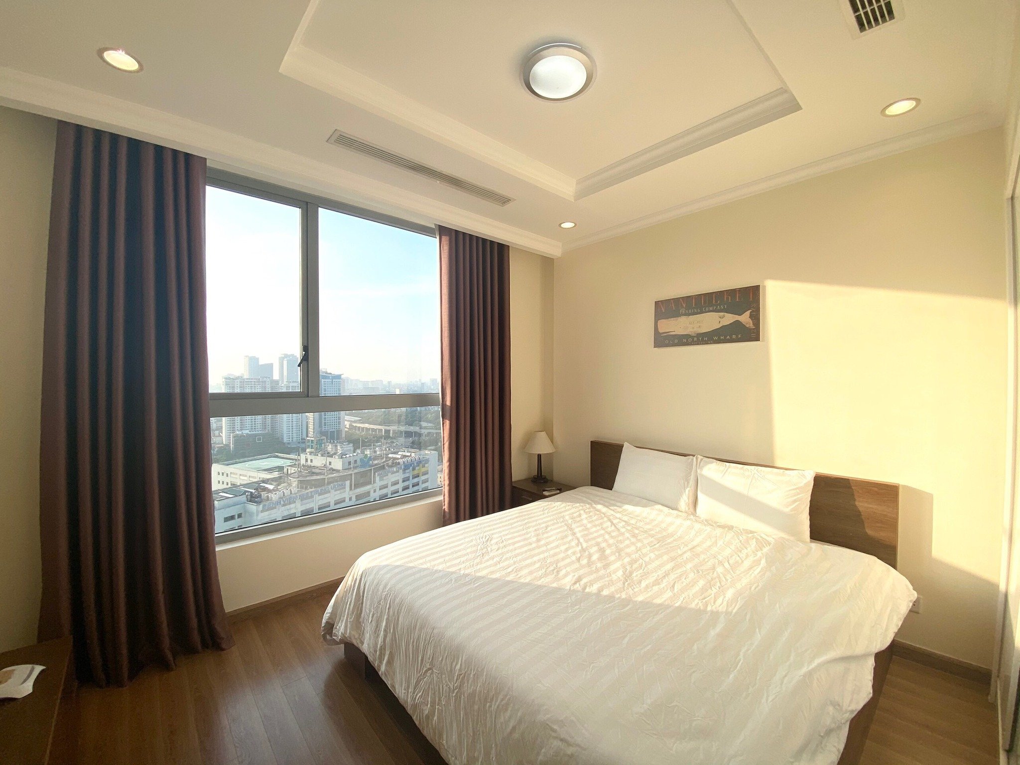 Cho thuê căn hộ chung cư cao cấp 2 ngủ 1 khách VINHOMES Nguyễn Chí Thanh. Chỉ 1100$ 2
