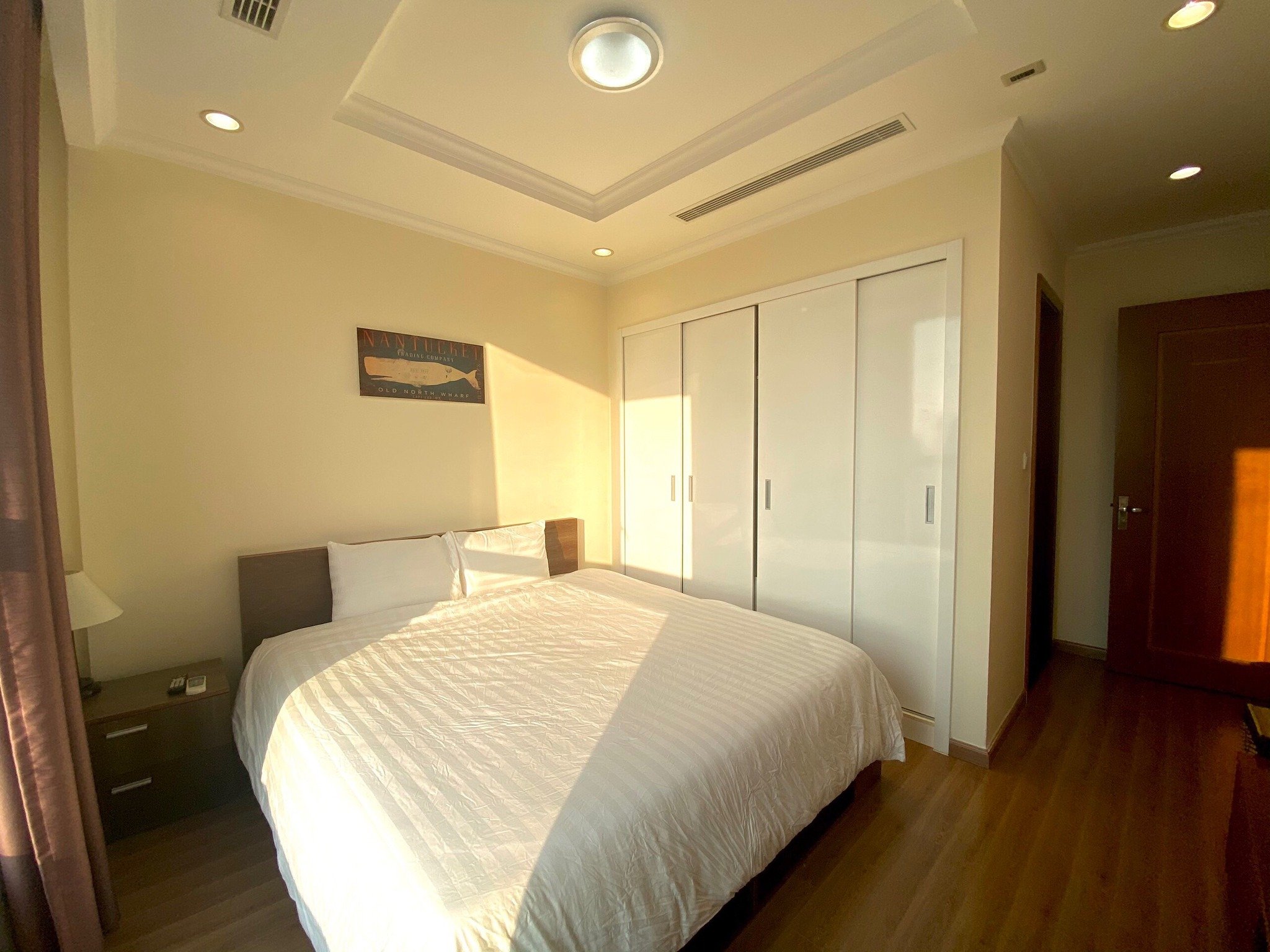Cho thuê căn hộ chung cư cao cấp 2 ngủ 1 khách VINHOMES Nguyễn Chí Thanh. Chỉ 1100$ 3
