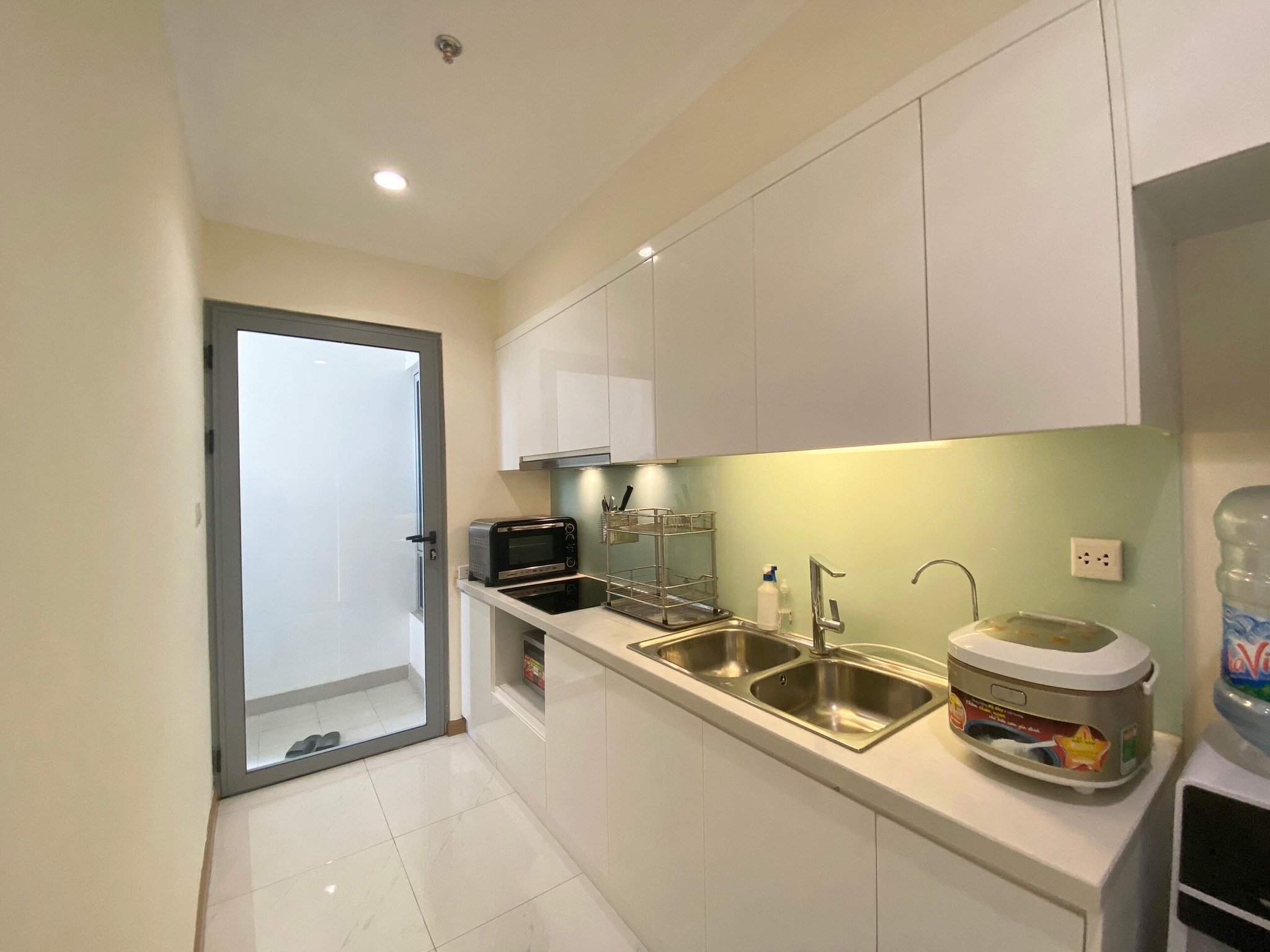 Cho thuê căn hộ chung cư cao cấp 2 ngủ 1 khách VINHOMES Nguyễn Chí Thanh. Chỉ 1100$ 4