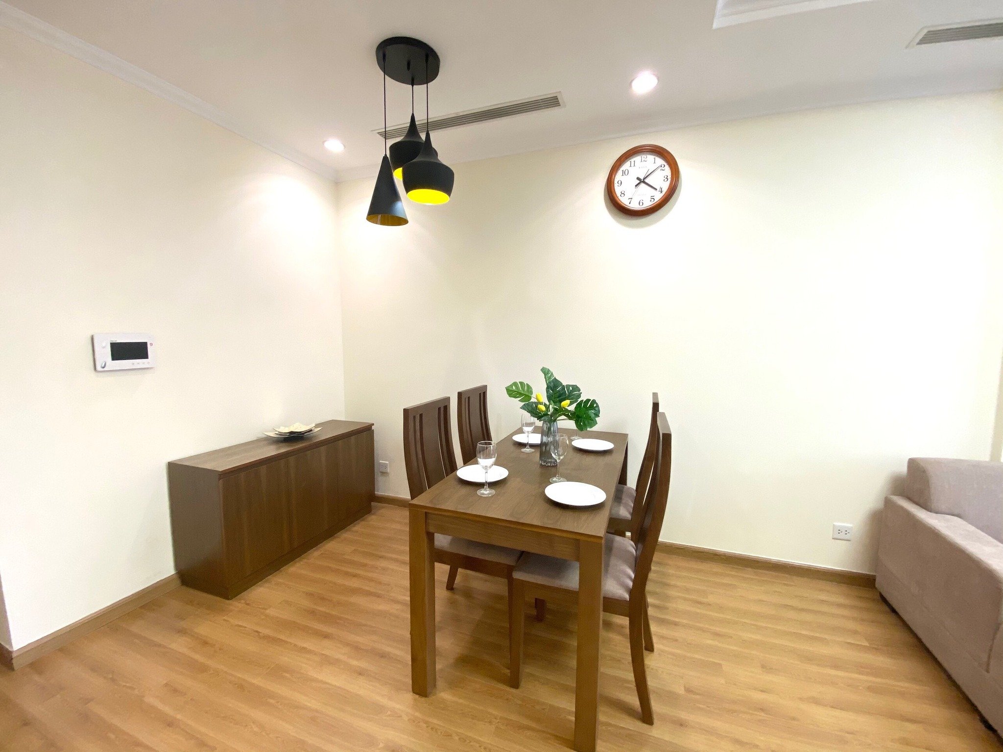 Cho thuê căn hộ chung cư cao cấp 2 ngủ 1 khách VINHOMES Nguyễn Chí Thanh. Chỉ 1100$ 5