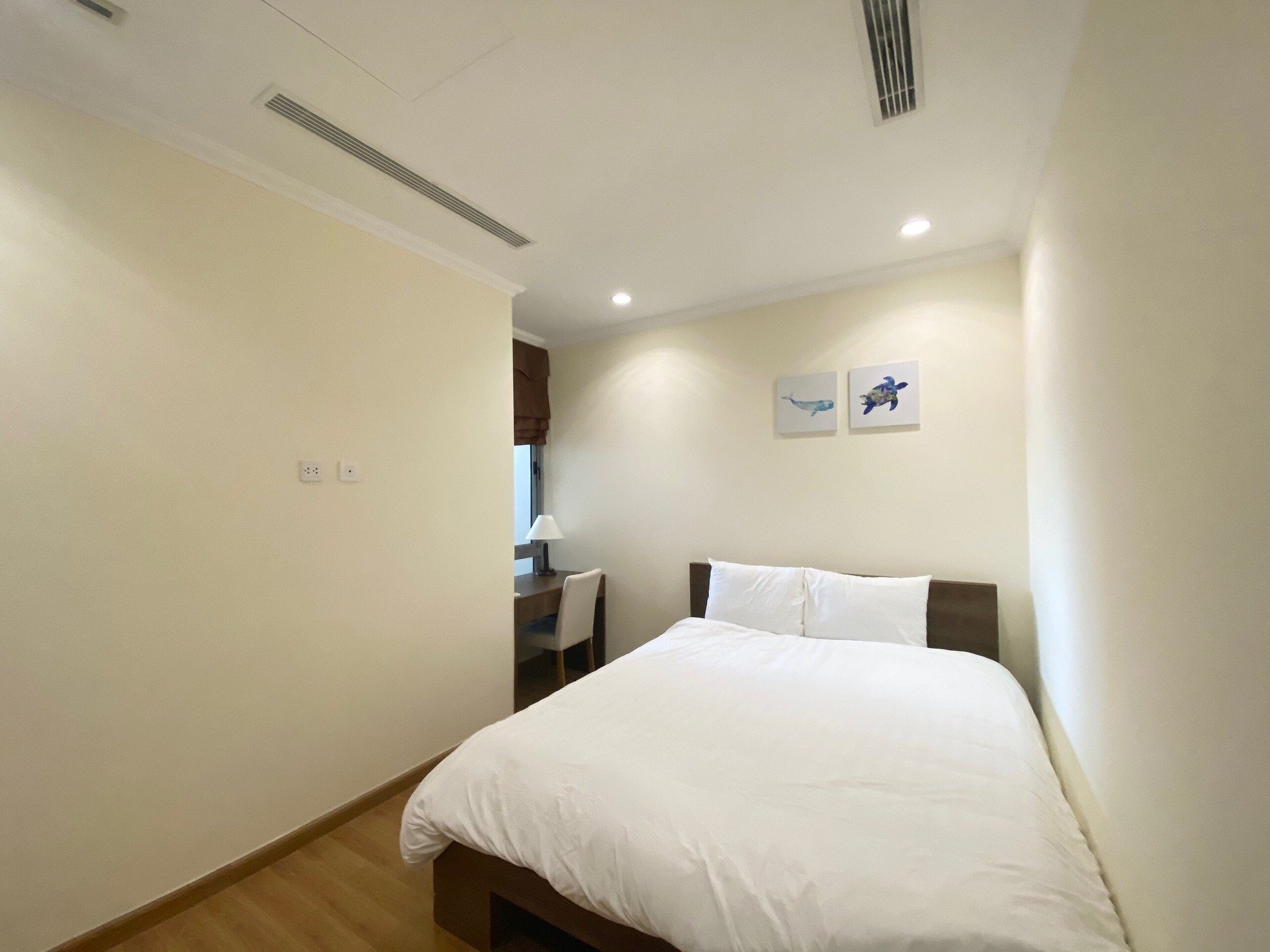 Cho thuê căn hộ chung cư cao cấp 2 ngủ 1 khách VINHOMES Nguyễn Chí Thanh. Chỉ 1100$ 6