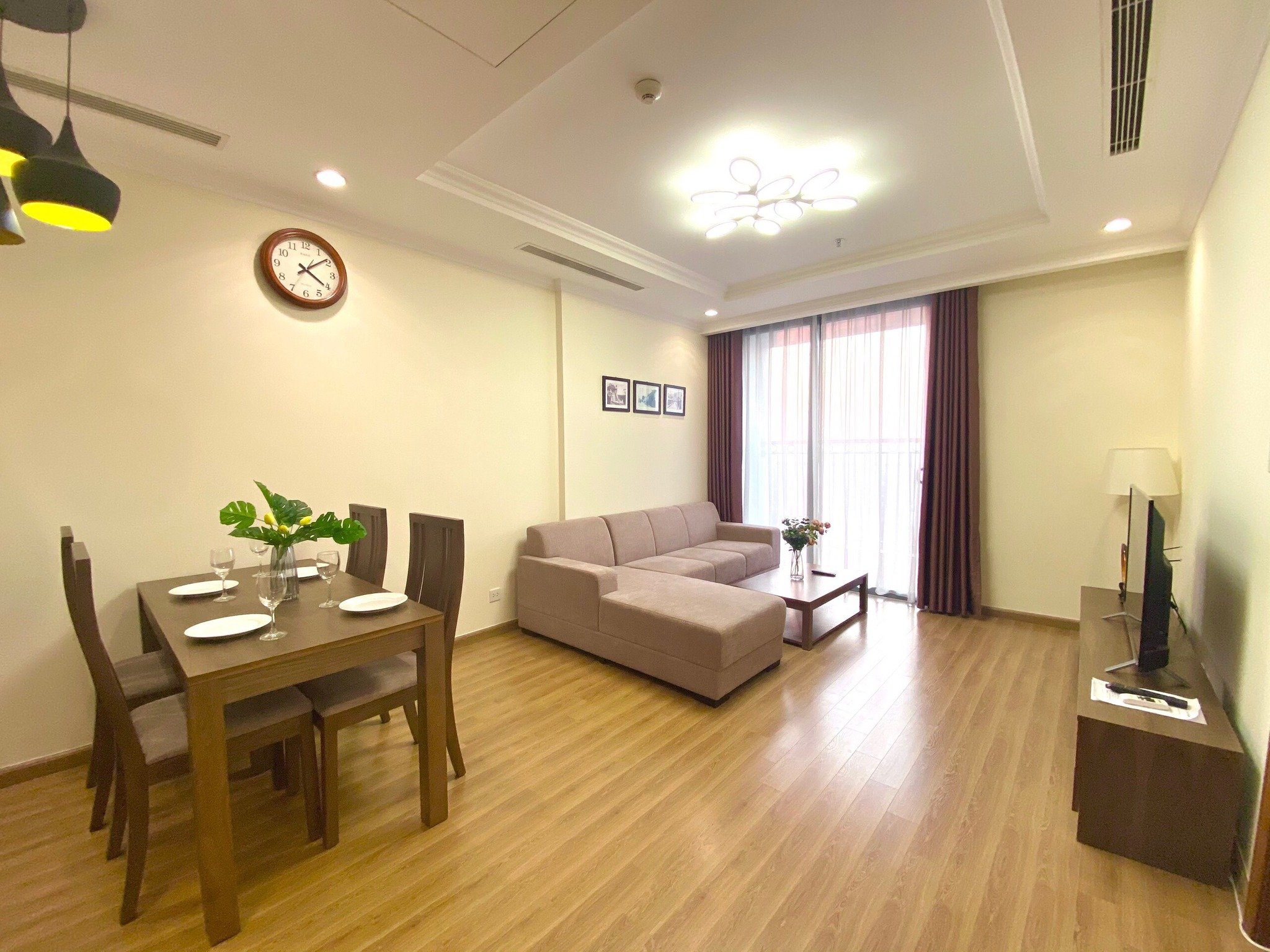 Cho thuê căn hộ chung cư cao cấp 2 ngủ 1 khách VINHOMES Nguyễn Chí Thanh. Chỉ 1100$ 9