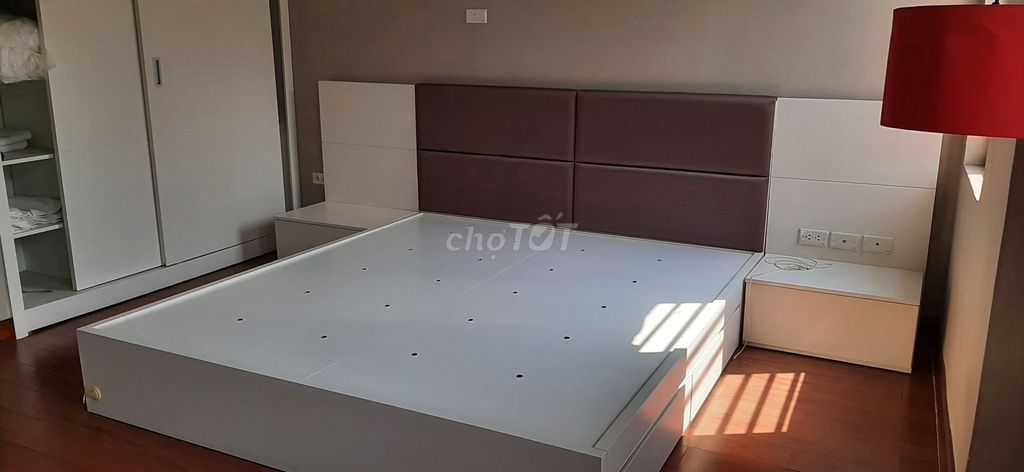 Cho thuê căn Biệt thự Phố Liễu Giai. DT 120m2 x 5 tầng thang máy ở cực sướng. Chỉ 28 tr/th 2