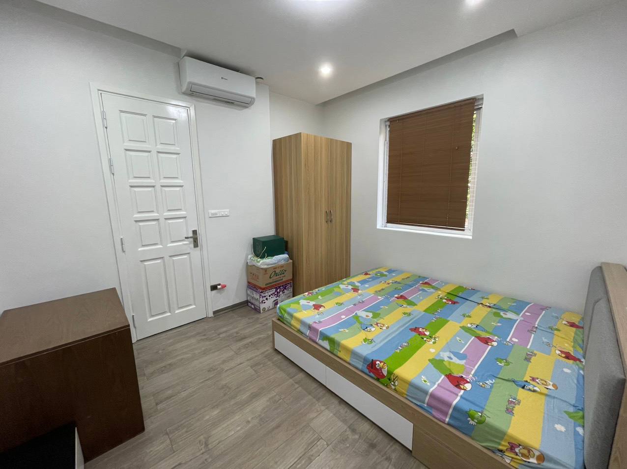Cho thuê căn hộ tập thể tại phố Trần Hưng Đạo, DT 100m, 2 ngủ, 2 WC, nhà mới sửa, 22 triệu 3