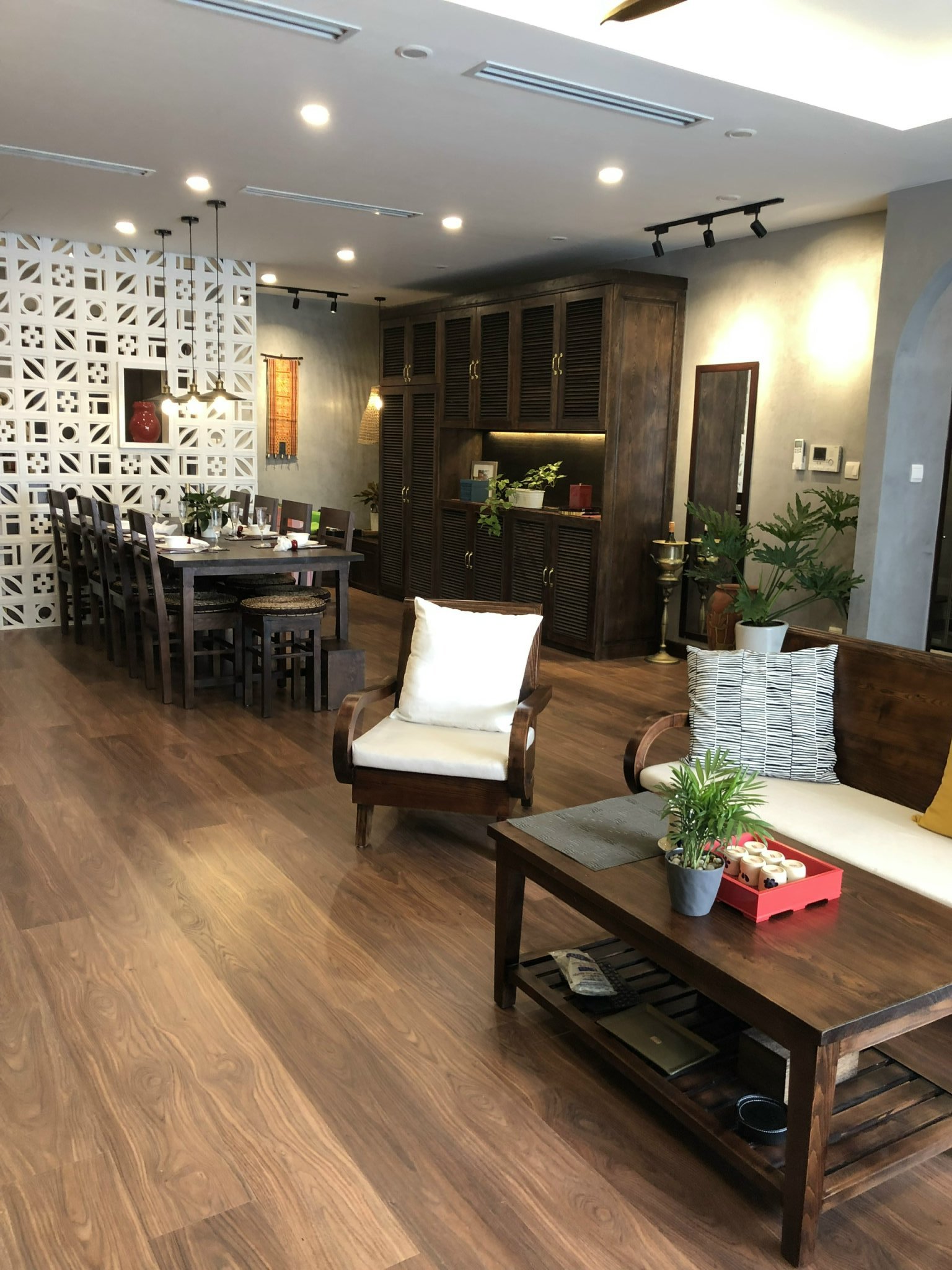 Giá tốt tại Seasons Avenue, bán 3PN 118m2 tầng thoáng, bc ĐB full đồ, có sổ đỏ