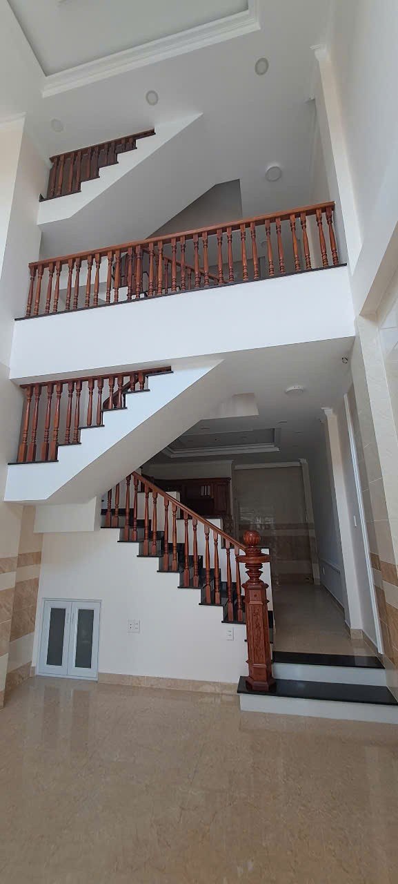 Nhà 50m2 Mới, Đẹp Ngay Chợ Bình Triệu!