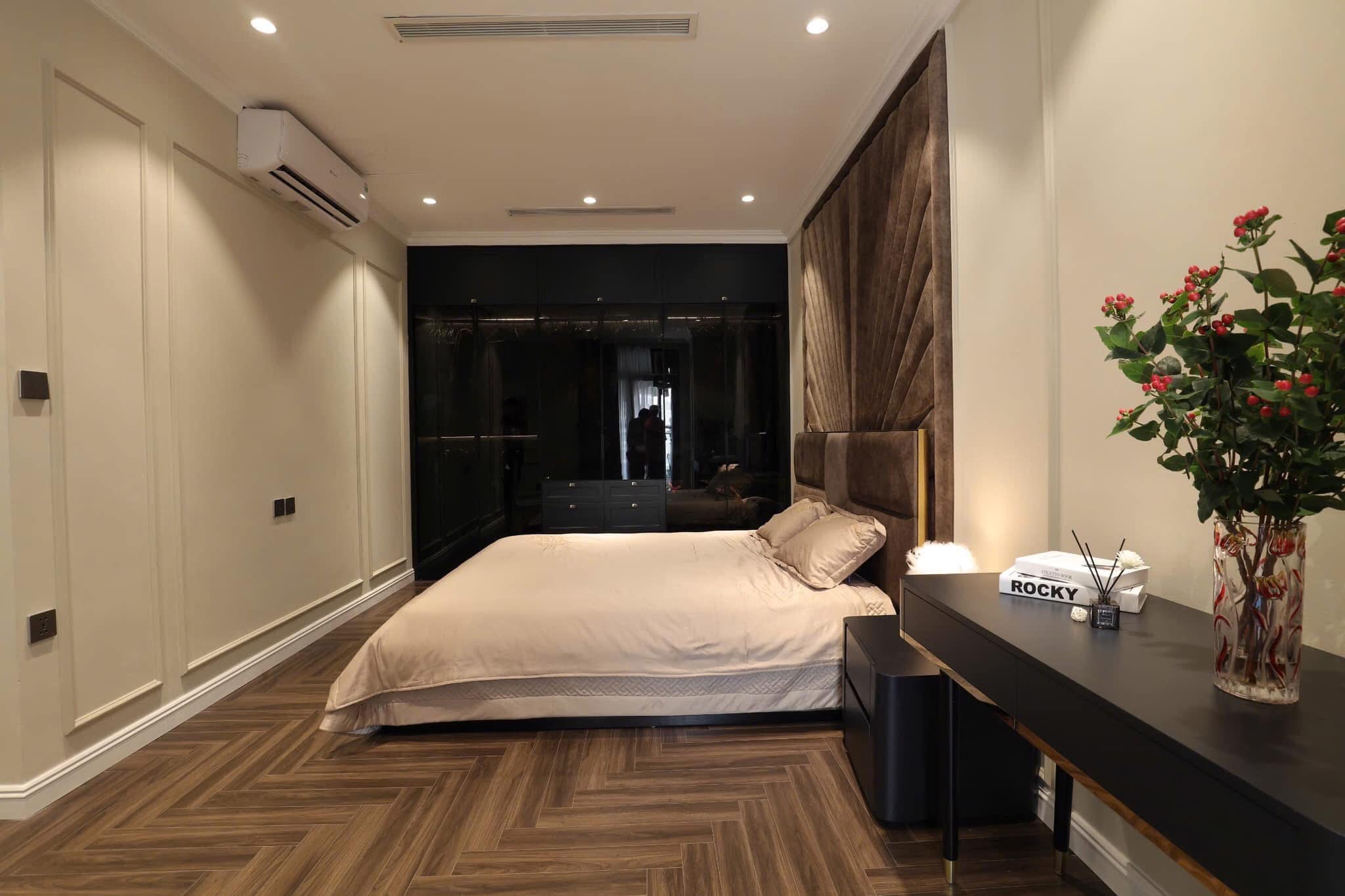 Bán căn hộ 2PN chung cư Royal City, Nguyễn Trãi, 110m2, Full nt nhập. 4