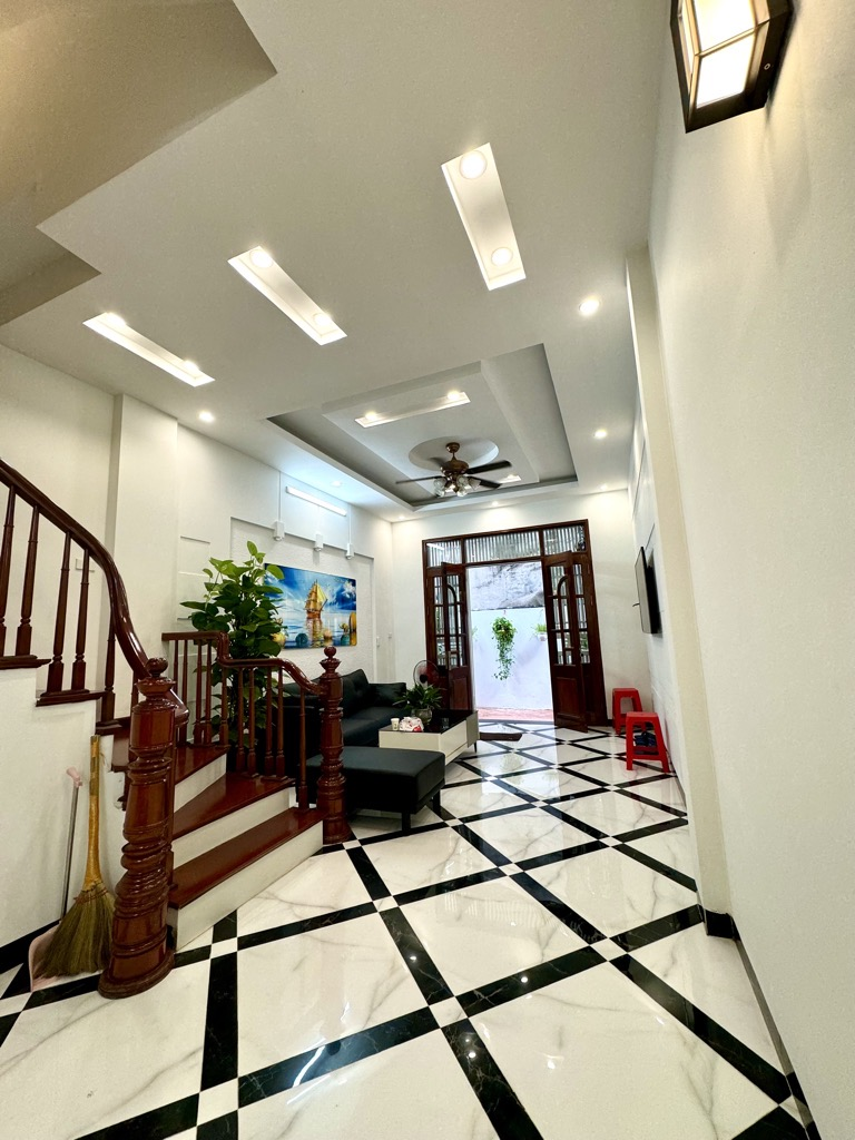 Bán nhà 40m2 Khúc Thừa Dụ, Cầu Giấy, Gần phố, 2 thoáng, Dân trí cao, An sinh tốt, Nhà đẹp ở ngay 2