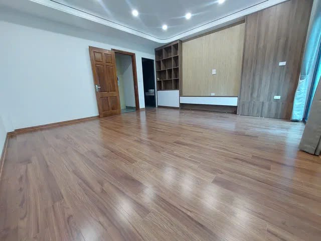 NHÀ ĐẸP- Ở LUÔN PHỐ ĐÀM QUANG TRUNG- LONG BIÊN,50M2,6 TẦNG,MT 5M, 9.5 TỶ. Ô TÔ QUA. 2