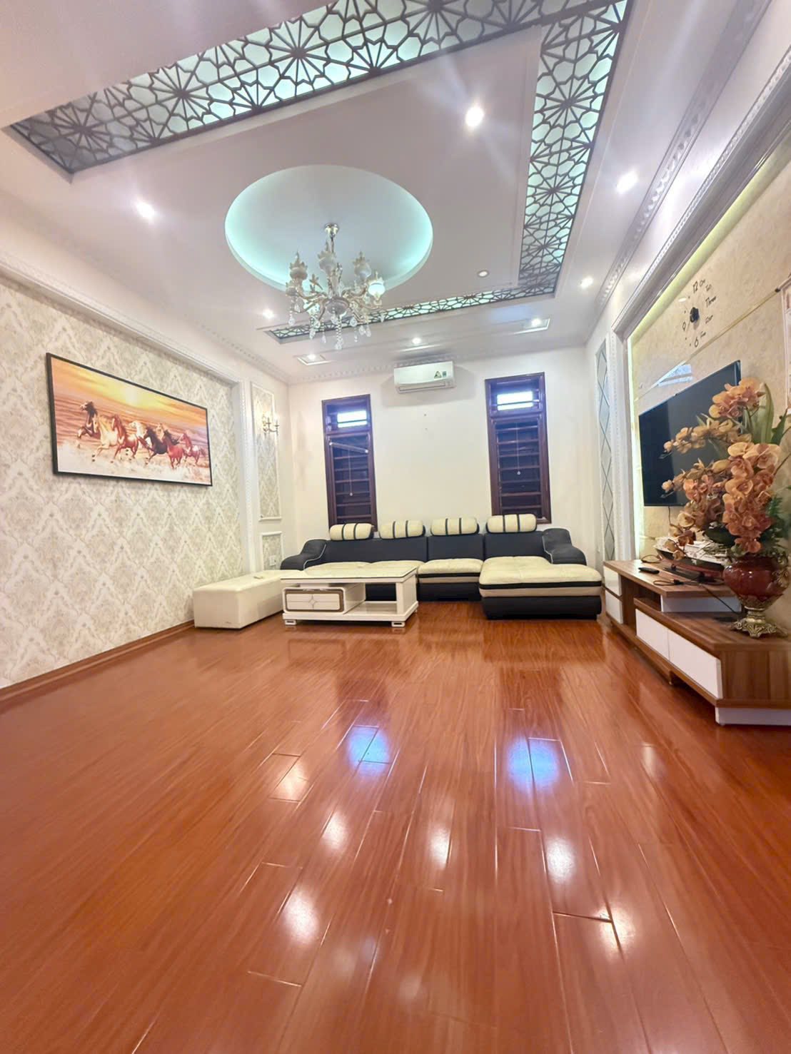 Bán căn nhà 4 tầng mặt đường đôi KĐT phía Tây, TP HD, 67.5m2, mt 4.5m, 4 ngủ, chỉ 5.x tỷ 8