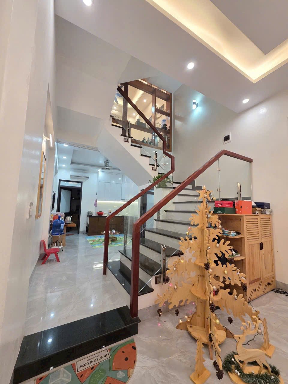 Bán nhà 3 tầng ngõ phố phường Hải Tân, TP Hải Dương, 57.3m2, mt 4m, 4 ngủ, đường oto