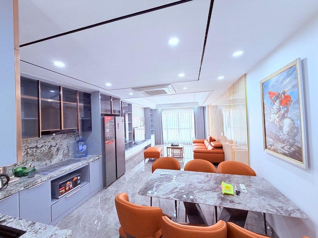 bán nhà mặt ngõ phố Trạm 56m x 7T gara kinh doanh oto thông, ở luôn.