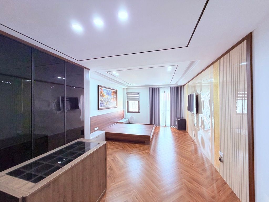 bán nhà mặt ngõ phố Trạm 56m x 7T gara kinh doanh oto thông, ở luôn. 3