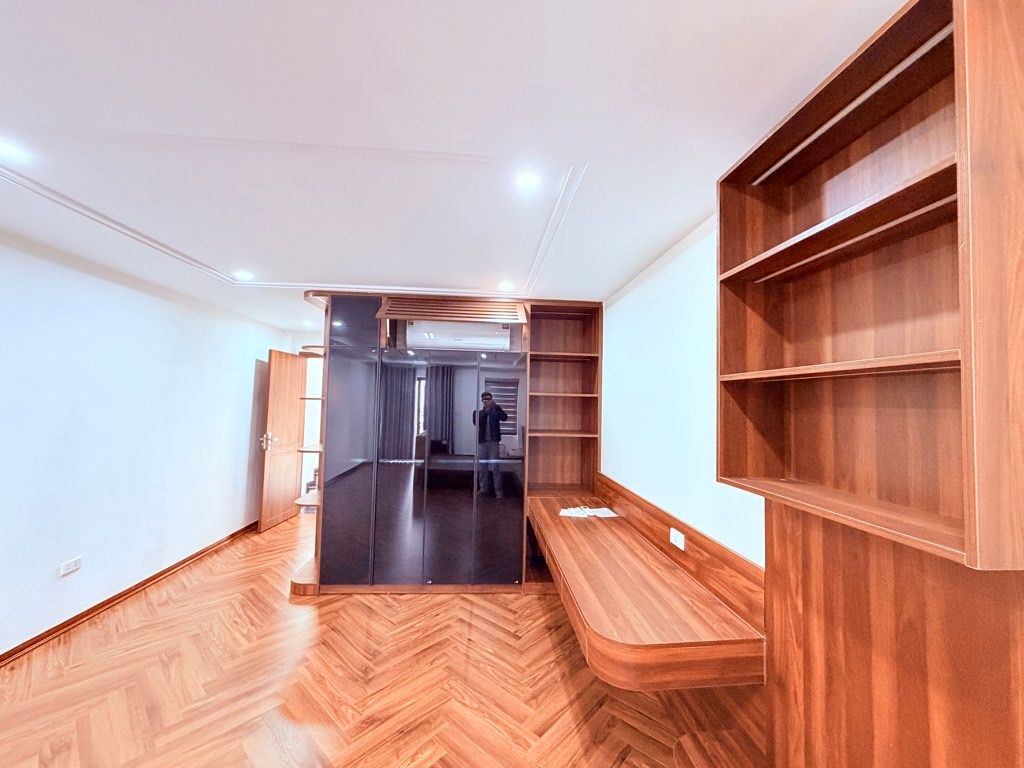 bán nhà mặt ngõ phố Trạm 56m x 7T gara kinh doanh oto thông, ở luôn. 4