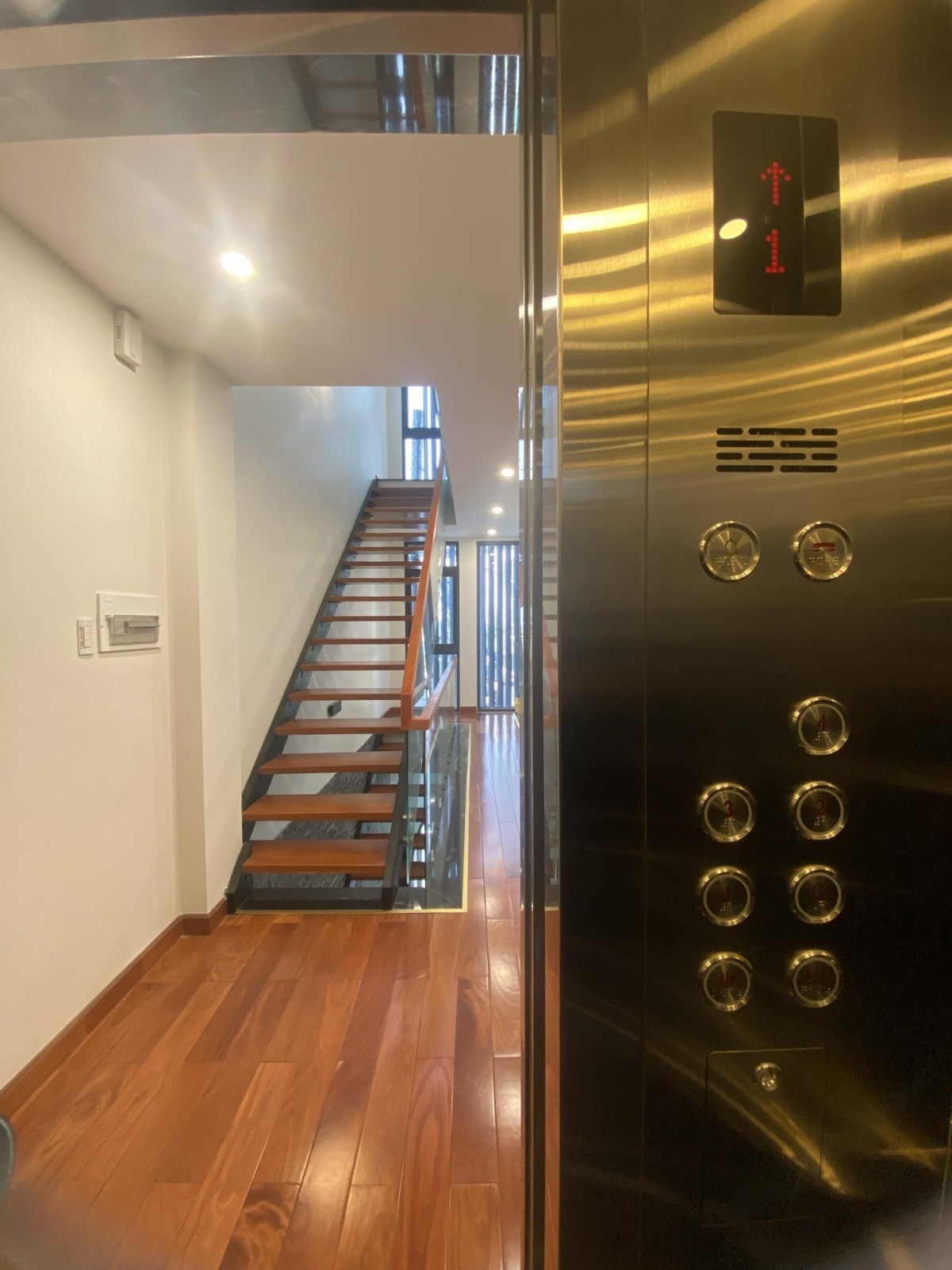 NHÀ ĐẸP NGANG 7.5M - THANG MÁY XỊN - HOÀNG VĂN THỤ - CHỈ 17.9 TỶ 7