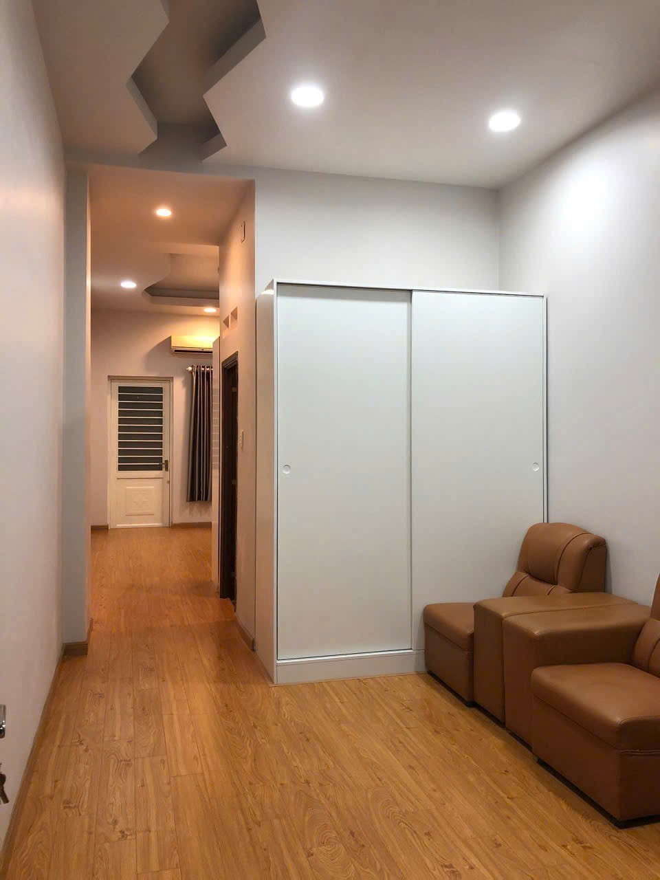 DÒNG TIỀN 100TR/THÁNG - TOÀ CHDV 13 PHÒNG - 164m2 - GIÁP QUẬN 1 8