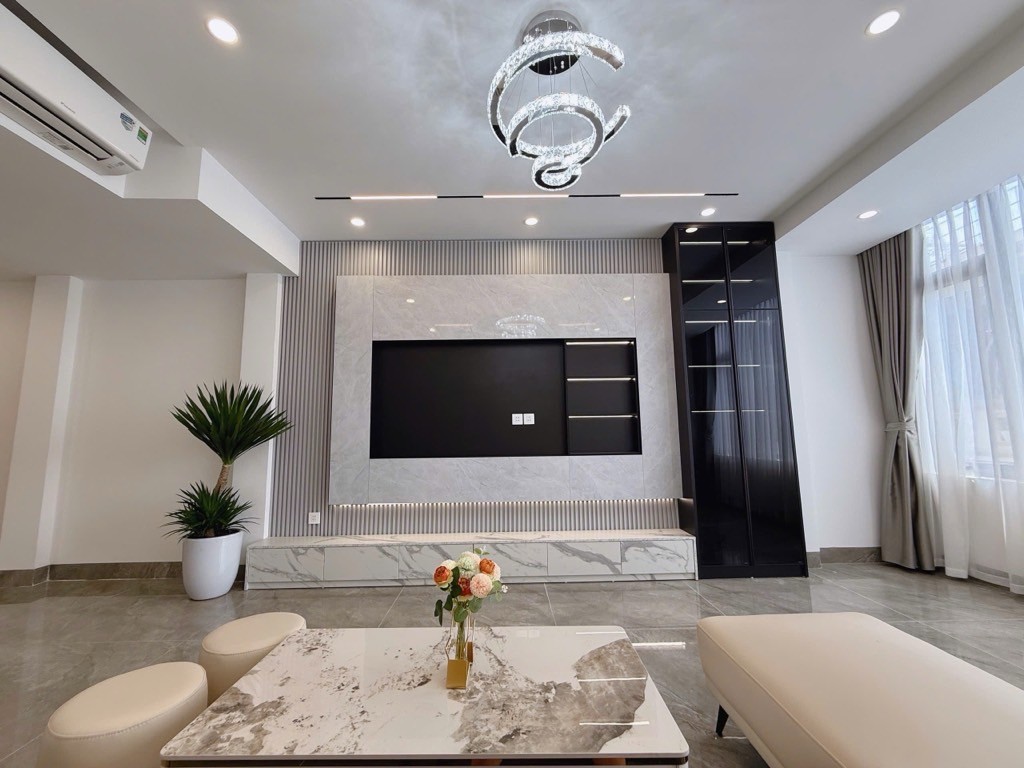 Bán nhà Ngọc Thuỵ 45m x 7T thang máy, gara oto tránh, giá 14t5 còn tl. 3