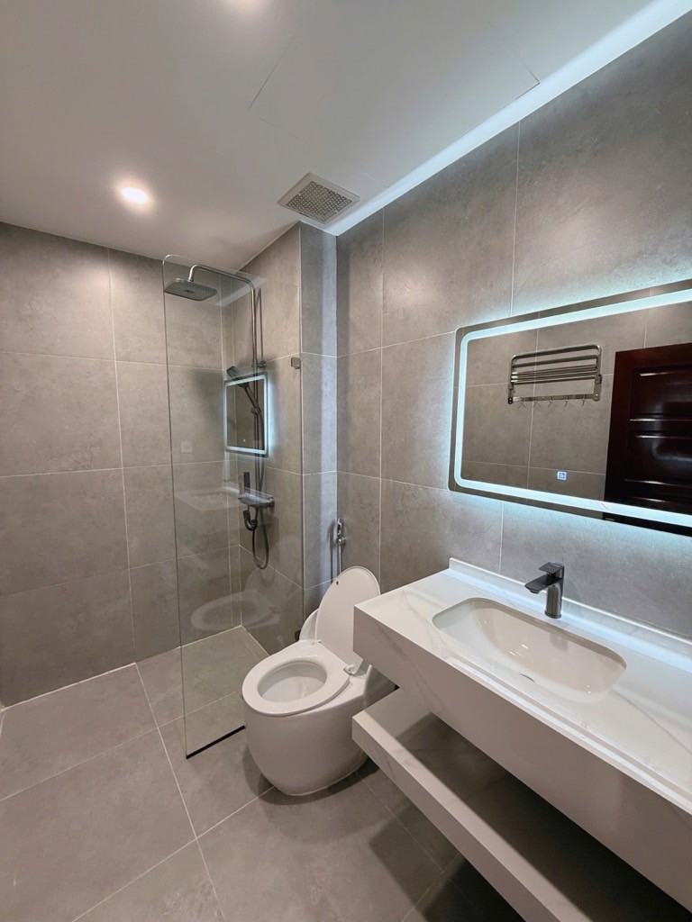 Bán nhà Ngọc Thuỵ 45m x 7T thang máy, gara oto tránh, giá 14t5 còn tl. 5