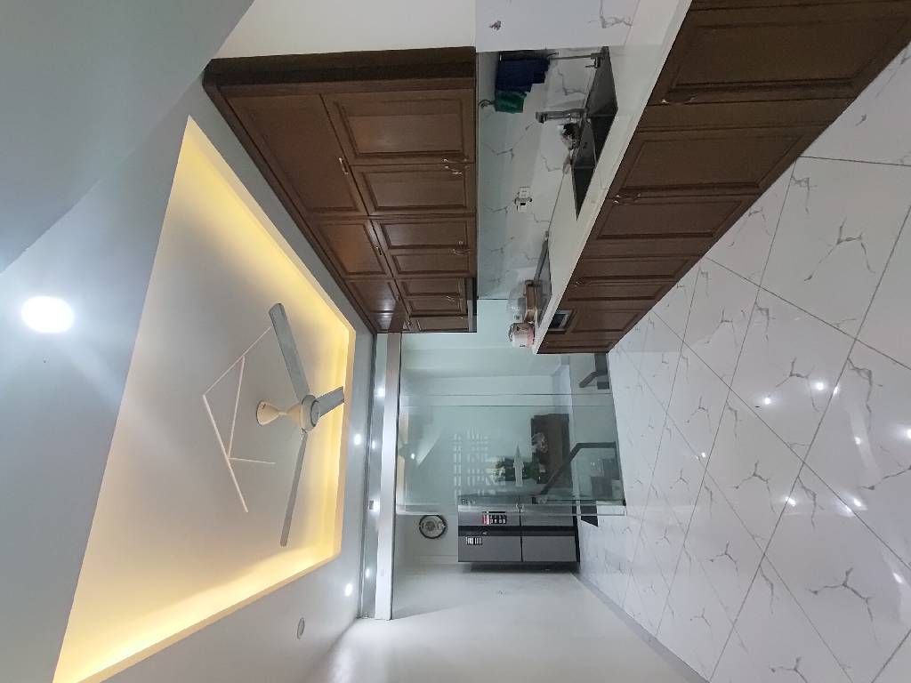 Nhỉnh 15 tỷ Bán nhà BỒ ĐỀ Kinh doanh tấp nập. 47m x 5T ở luôn. Cực gần cầu. 3