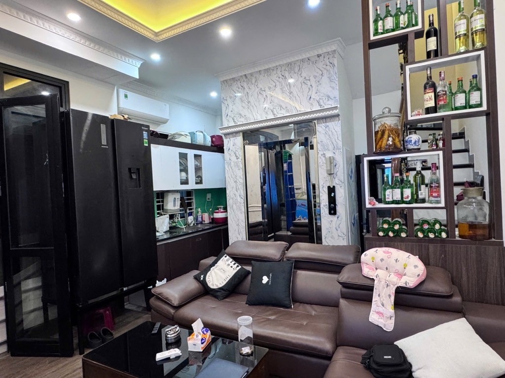 Siêu Hiếm ! Chỉ hơn 8 tỷ. Nhà 6T thang máy. Cách 1 nhà ra mặt phố Ngọc Lâm, 2 nhà ra Hồ, view hồ 2