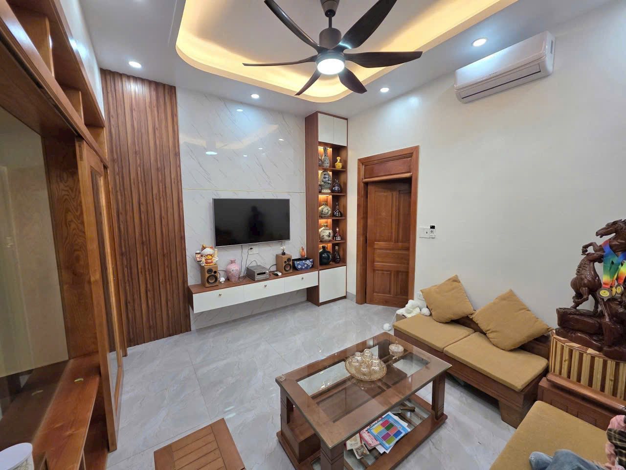 Bán nhà 3 tầng ngõ phố phường Hải Tân, TP Hải Dương, 57.3m2, mt 4m, 4 ngủ, đường oto 5