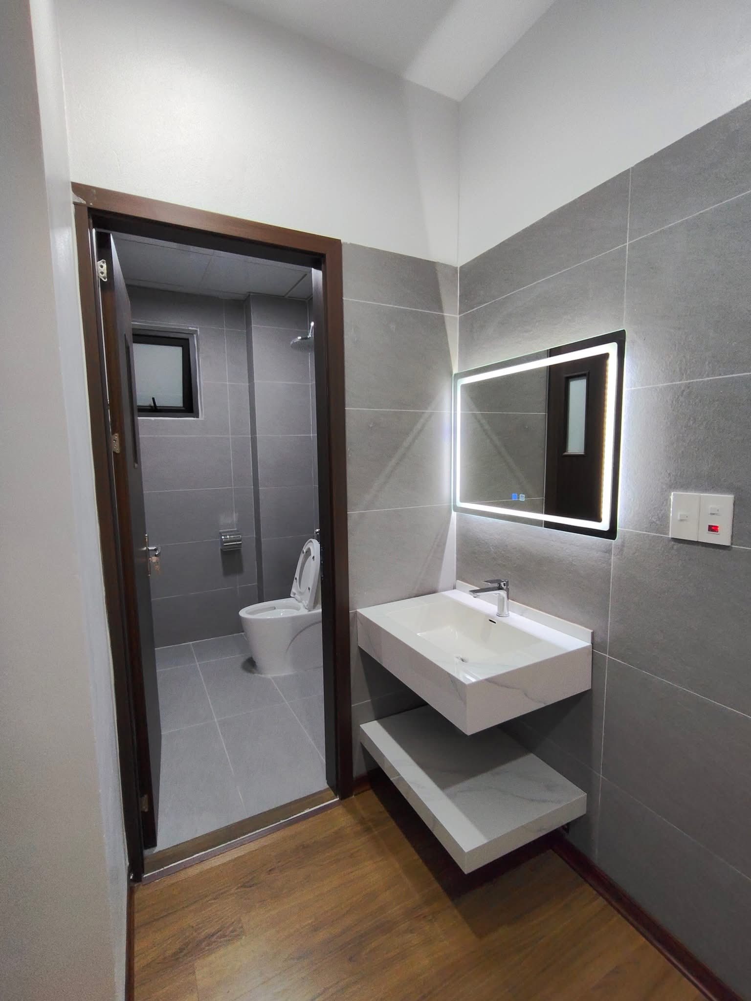 NHÀ MẶT PHỐ HÀN GIANG - CHÍNH CHỦ!!! Chính chủ cần bán căn nhà 3 tầng mặt phố Hàn Giang, phường Qua 6