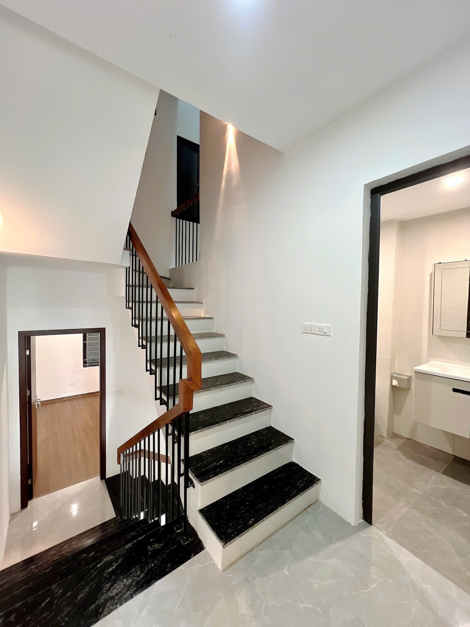 BÁN NHANH NHÀ KHUẤT DUY TIẾN THANH XUÂN, PHÂN LÔ OTO ĐỖ CỬA, 55M 5 TẦNG, CHỈ 18.X TỶ 2