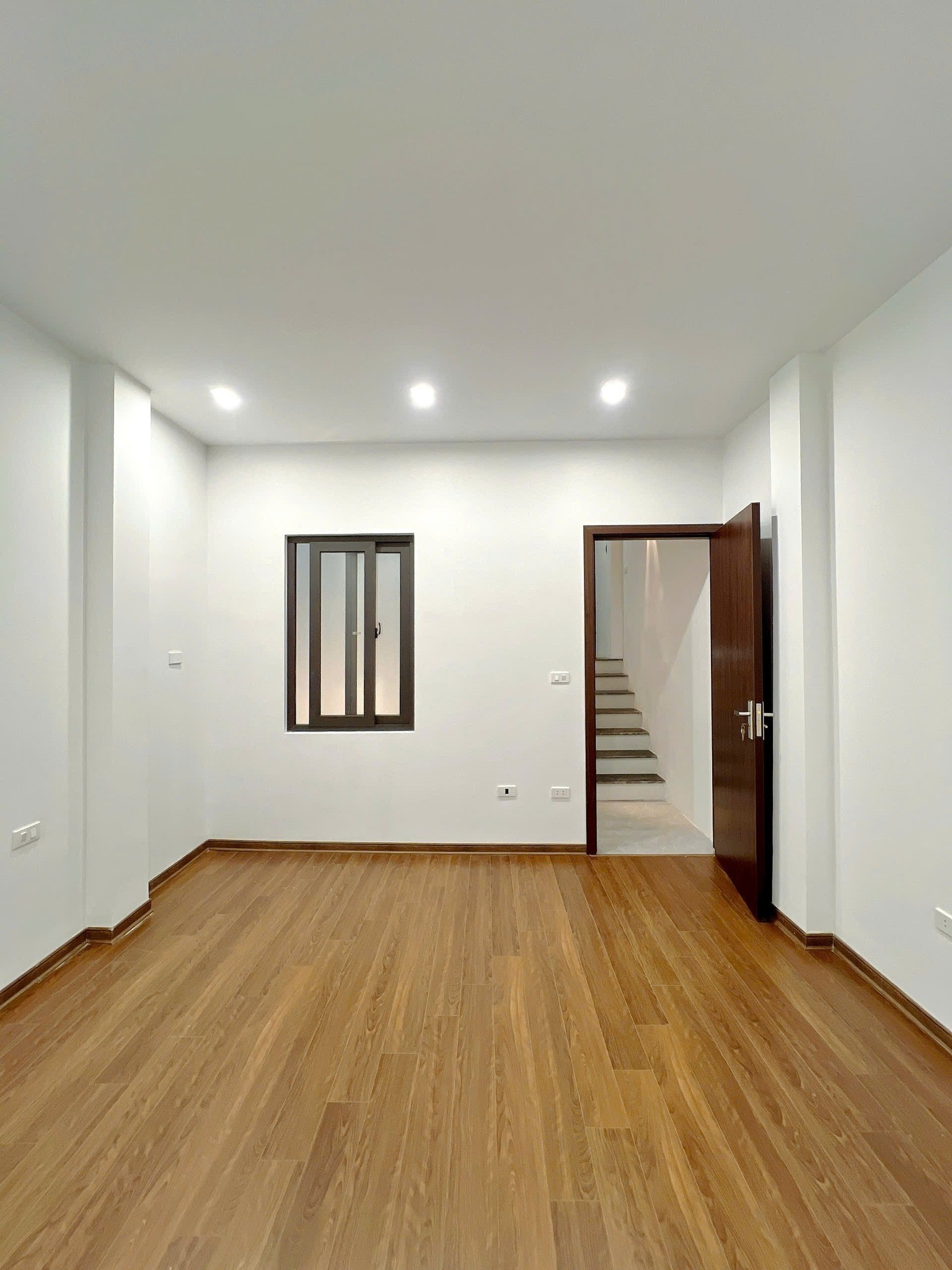 BÁN NHANH NHÀ KHUẤT DUY TIẾN THANH XUÂN, PHÂN LÔ OTO ĐỖ CỬA, 55M 5 TẦNG, CHỈ 18.X TỶ 4