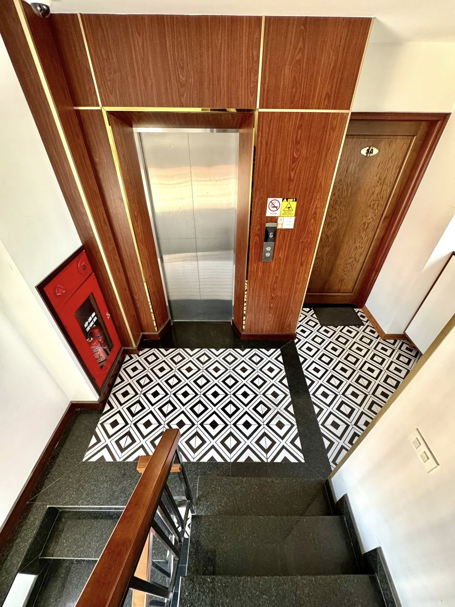 Nhà Đẹp Trịnh Công Sơn 7 Tầng Thang Máy MT 4,7M 28.5 Tỷ Gần Hồ Tây View Hồ