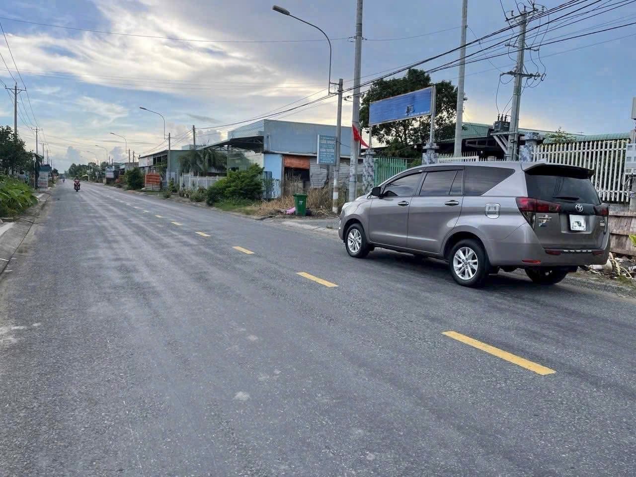 Bán đất mặt tiền 833B, xã Phước Vân, Cần Đước dt 540m2 ( có 300m2 thổ ) giá 5,5 tỷ